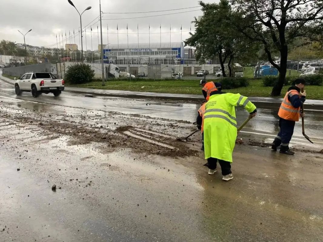 Во Владивостоке с последствиями стихии борются 97 единиц техники Во Владивостоке с последствиями стихии борются 97 единиц техники