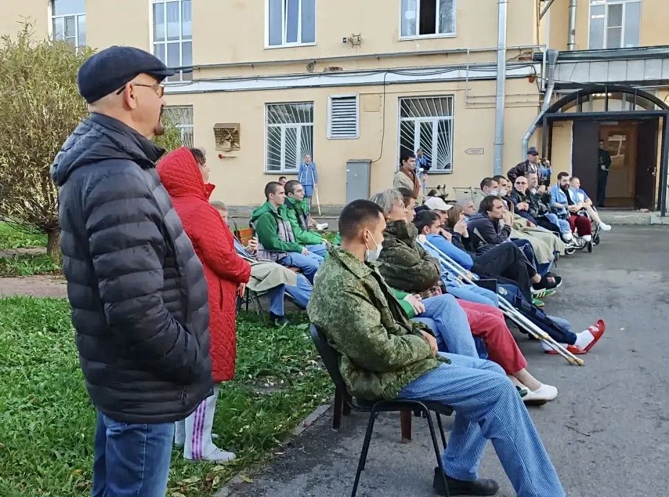 В год празднования 10-летия Росгвардии и 215-й годовщины войск правопорядка ансамбль песни и пляски Северо-Западного округа Росгвардии выступил с концертом перед военнослужащими, ранеными в ходе специальной военной операции... В год празднования 10-летия Росгвардии и 215-й годовщины войск правопорядка ансамбль песни и пляски Северо-Западного округа Росгвардии выступил с концертом перед военнослужащими, ранеными в ходе специальной военной операции...