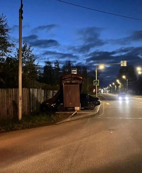 В Кирове нетрезвый водитель протаранил остановку на угнанном автомобиле В Кирове нетрезвый водитель протаранил остановку на угнанном автомобиле