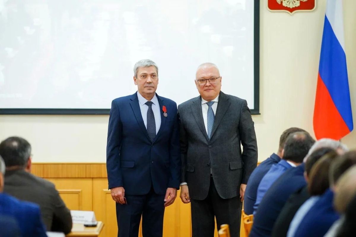 Президент России Владимир Путин наградил орденом Почёта Алексея Комарова, руководителя администрации губернатора и правительства области Президент России Владимир Путин наградил орденом Почёта Алексея Комарова, руководителя администрации губернатора и правительства области