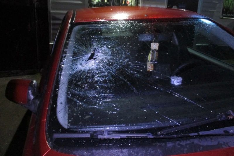В Лузе 18-летний местный житель повредил 19 автомобилей после ссоры в кафе, а затем угнал чужой УАЗ