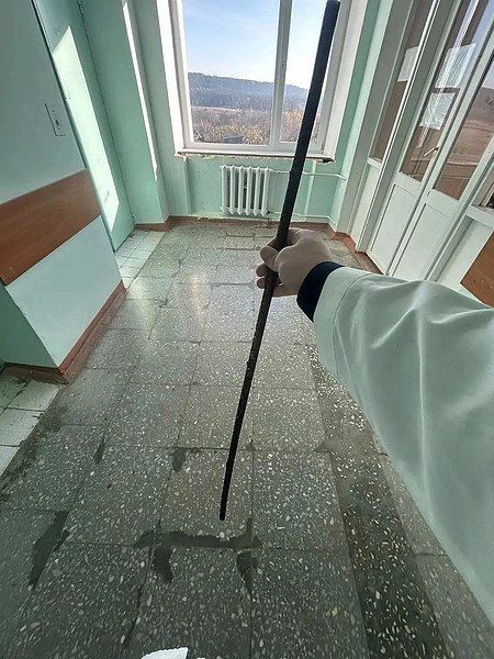 Врачи в Кировской области спасли мальчика, проткнувшего себе живот большим штырем Врачи в Кировской области спасли мальчика, проткнувшего себе живот большим штырем
