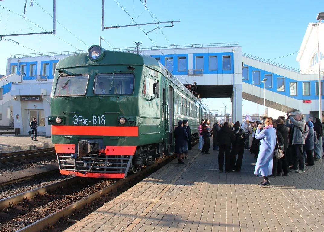 Ретроэлектричка "Красная птица" отправилась в первый рейс из Кирова