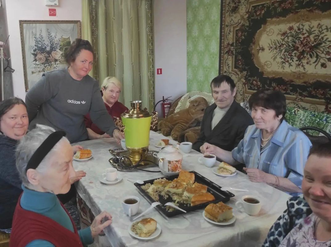 В Кировском доме-интернате испекли пирог, посвященный 90-летию региона В Кировском доме-интернате испекли пирог, посвященный 90-летию региона