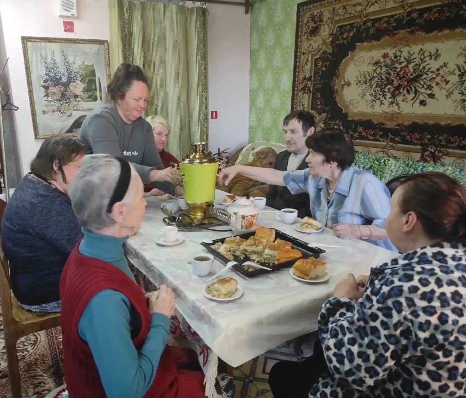 В Кировском доме-интернате испекли пирог, посвященный 90-летию региона В Кировском доме-интернате испекли пирог, посвященный 90-летию региона