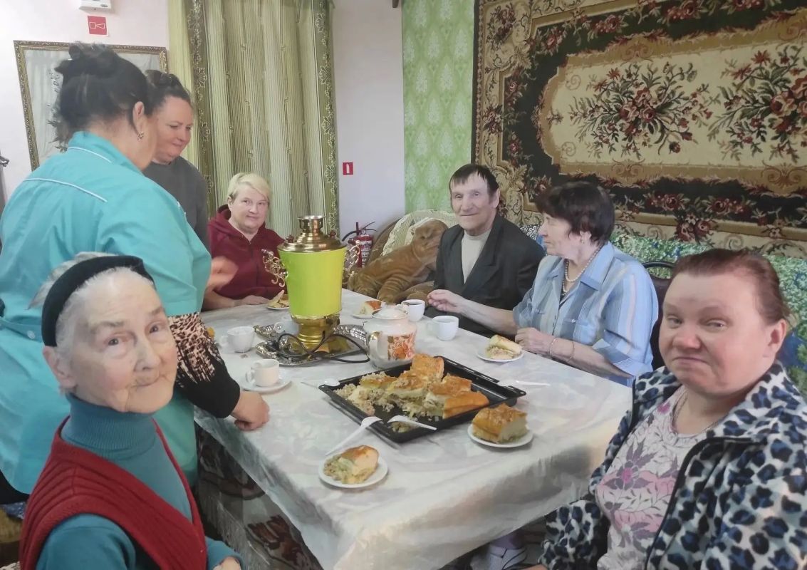 В Кировском доме-интернате испекли пирог, посвященный 90-летию региона В Кировском доме-интернате испекли пирог, посвященный 90-летию региона