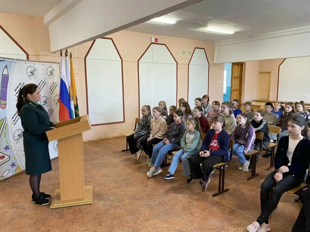 В Кировской области специалисты лесного хозяйства проводят для школьников уроки по экологии и пожарной безопасности в лесах — в этом году прошло уже 50 таких занятий В Кировской области специалисты лесного хозяйства проводят для школьников уроки по экологии и пожарной безопасности в лесах — в этом году прошло уже 50 таких занятий