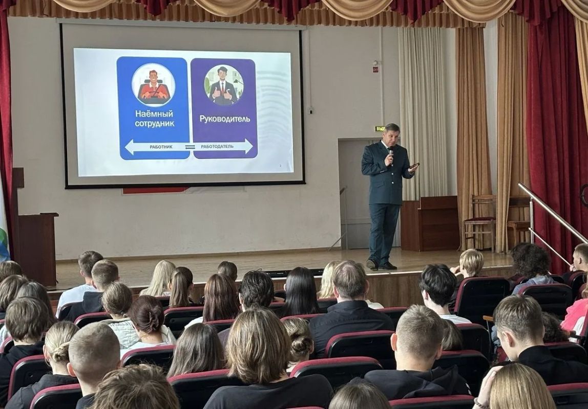 Заместитель начальника отдела оказания государственных услуг №1 УФНС России по Кировской области Андрей Ореханов провел два занятия по финансовой грамотности для первокурсников Волго-Вятского института (филиала) университета...