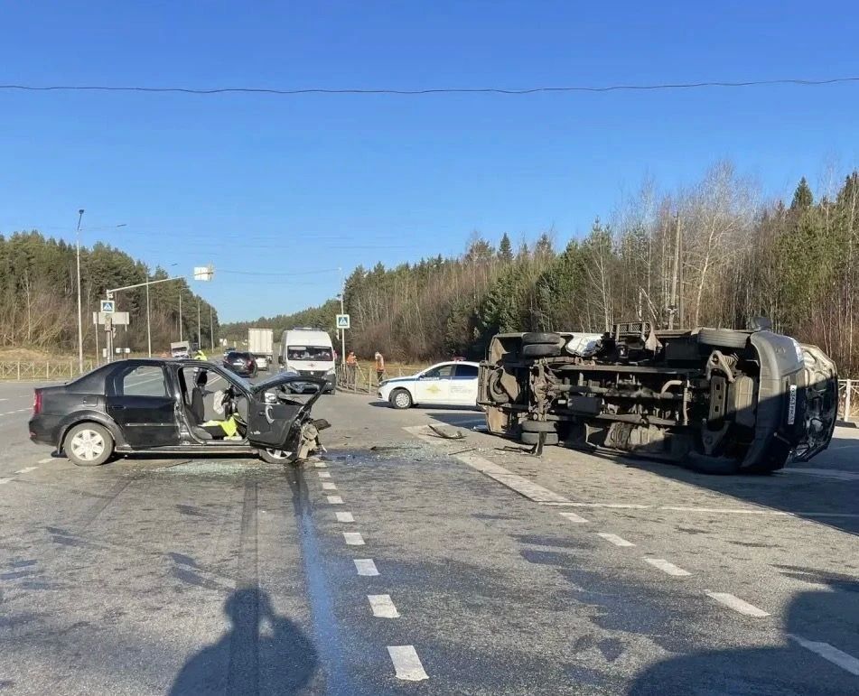 В ДТП под Слободским 2 человека погибли и 10 пострадали из-за проезда на «красный»