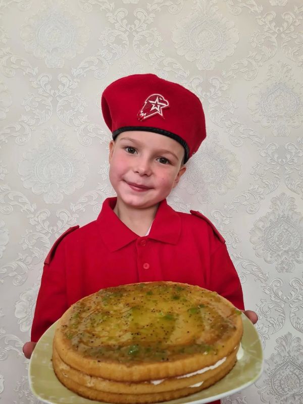 Юнармейский отряд «Вымпел» из города Зуевка присоединился к Всероссийской акции #ПирогНаЧетвертое