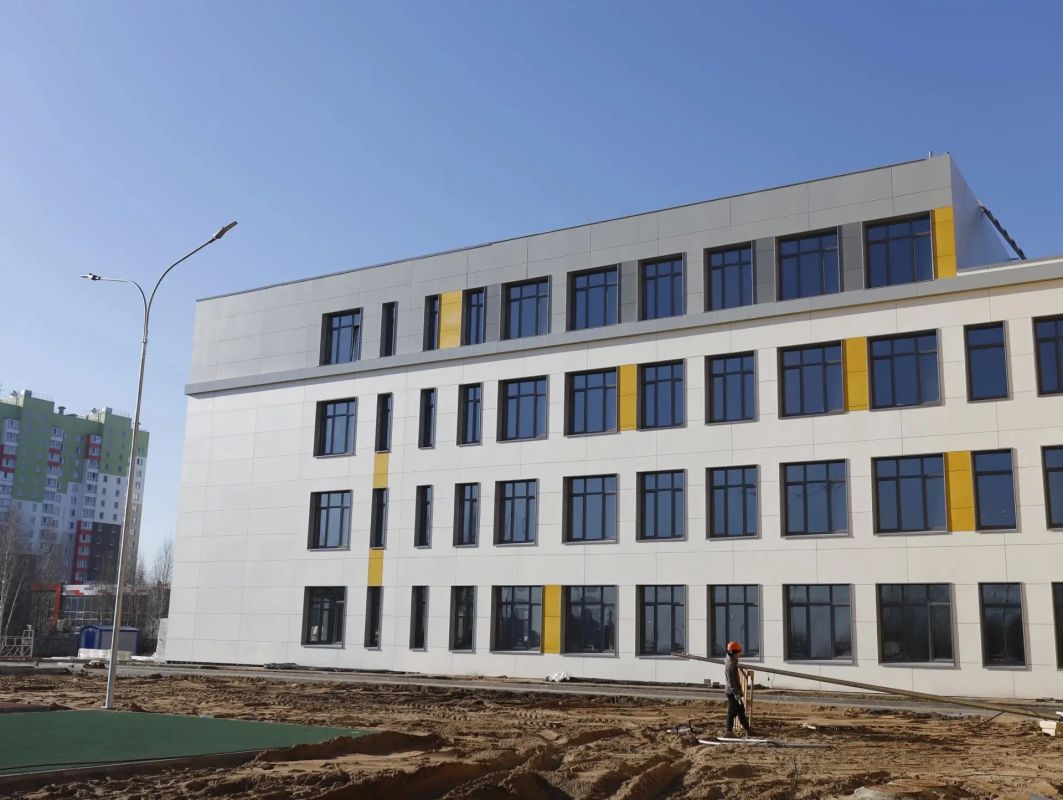 В Кирове продолжается строительство школы на 1100 мест на улице Торфяной, 6а. Работы ведутся в рамках национального проекта «Молодежь и дети» В Кирове продолжается строительство школы на 1100 мест на улице Торфяной, 6а. Работы ведутся в рамках национального проекта «Молодежь и дети»