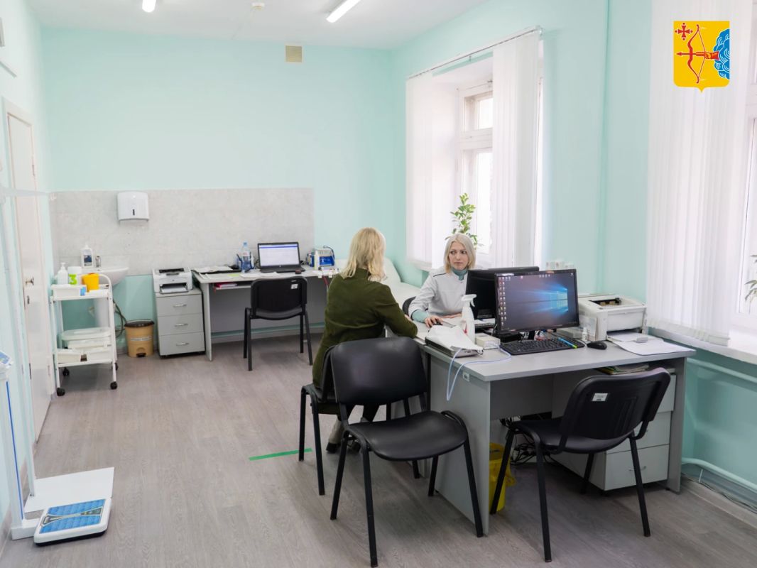 В Кирове благоустроили территорию перед поликлиникой № 3 на улице Молодой Гвардии, 98. Площадку выровняли и засыпали асфальтовой крошкой, чтобы пациентам было удобнее добираться до медицинского учреждения В Кирове благоустроили территорию перед поликлиникой № 3 на улице Молодой Гвардии, 98. Площадку выровняли и засыпали асфальтовой крошкой, чтобы пациентам было удобнее добираться до медицинского учреждения