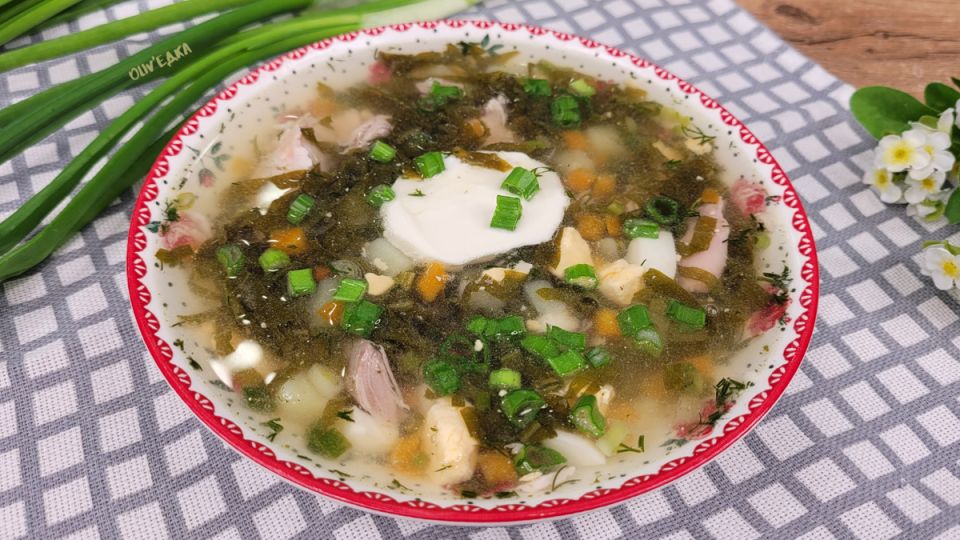 Летний суп с щавелем и курицей: вкус, который помнится с детства