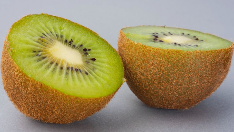 Есть с кожурой или без: врач поставила точку в насущном вопросе о киви