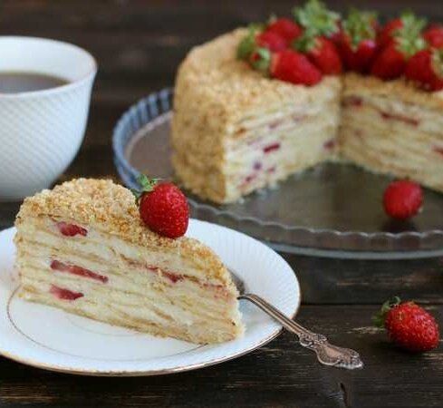 Торт Наполеон с клубникой: как удивить гостей уникальным десертом