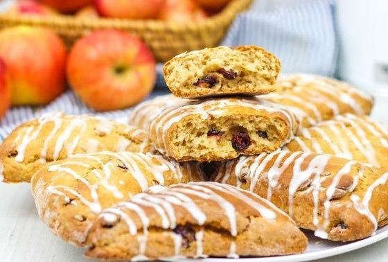 Сочные яблочные сконы с клюквой: вкусное угощение к чаю