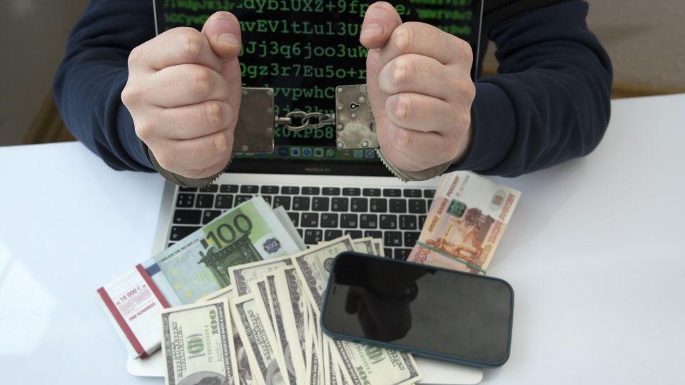 Банки бьют тревогу: вот как теперь аферисты выманивают деньги у пожилых россиян