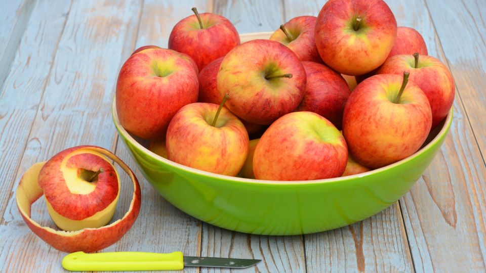 Мудрые хозяйки никогда не выбрасывают яблочную кожуру: готовят из нее вкуснятину