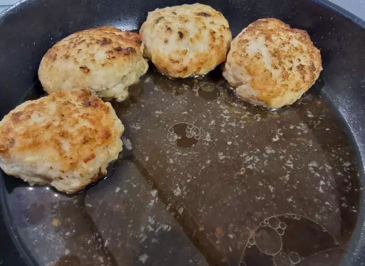 Чем заменить батон в котлетах: 3 вкусные добавки, которые делают фарш пышным и сочным без хлеба