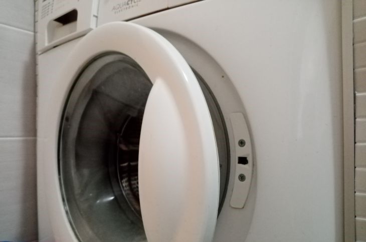 Как заставить вещи высыхать в разы быстрее после стирки? Бросьте в «стиралку» это