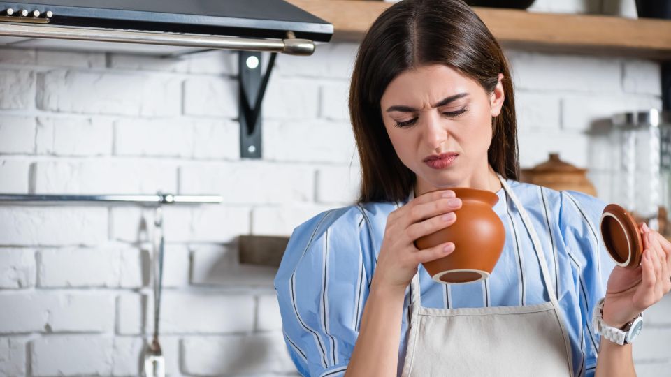 Превратят кухню в помойку моментально: вот от каких вещей лучше избавиться
