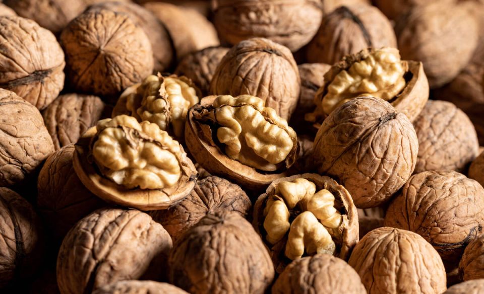 Станут сухими и горькими: никогда так не храните грецкие орехи