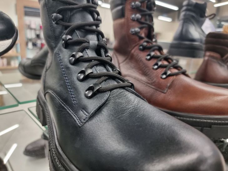 Никаких следов от соли и реагентов: что добавить в воду, чтобы очистить обувь зимой