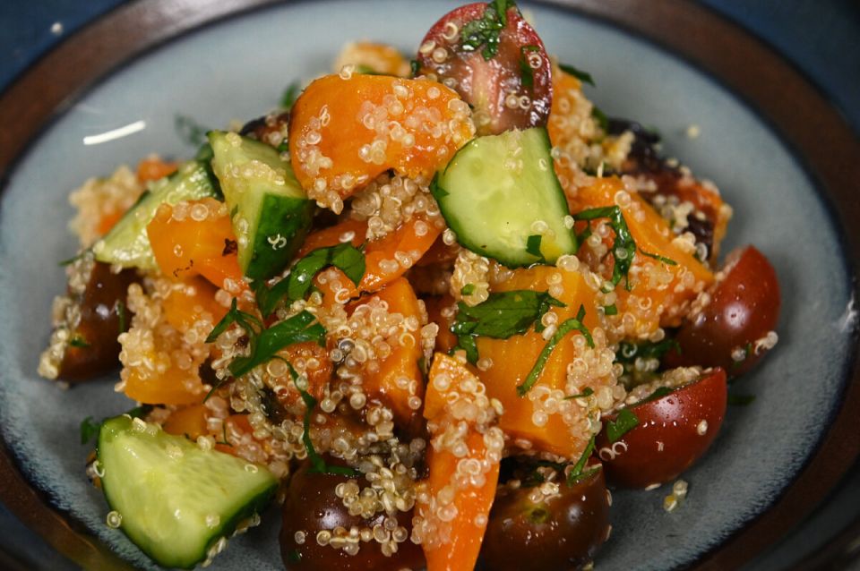 Как приготовить яркий салат из запеченной тыквы: легкий рецепт