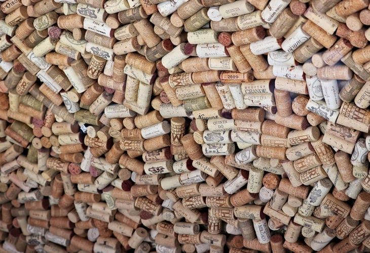 Почему все выбрасывают пробки от вина: этот лайфхак перевернет ваше отношение к упаковке подарков