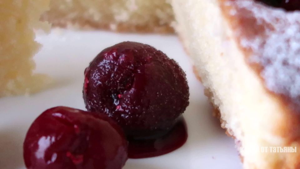 Вишневый пирог на кефире: легко и вкусно в любое время года