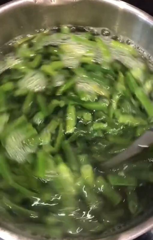 Ужин для семьи: как приготовить фасоль с зеленью и яйцами