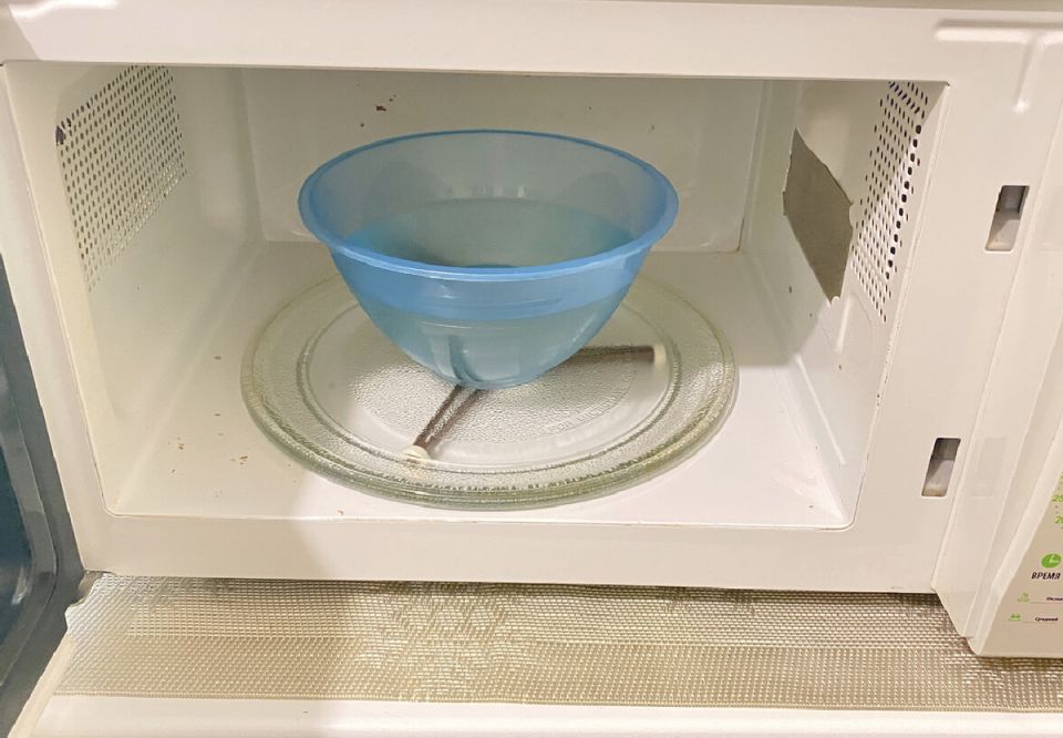 Как быстро и легко вернуть микроволновке свежесть