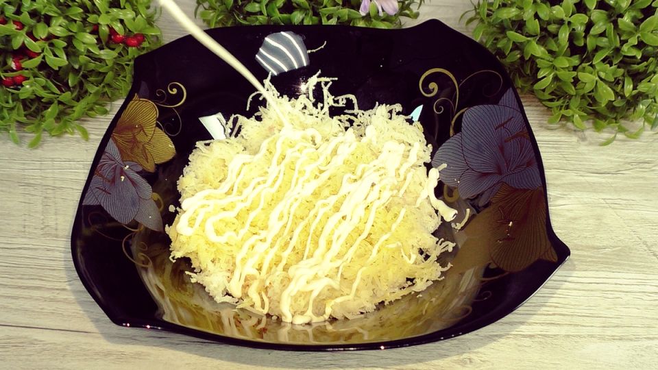 Слоёный салат с курицей и свёклой: легкий и красивый для повседневного стола