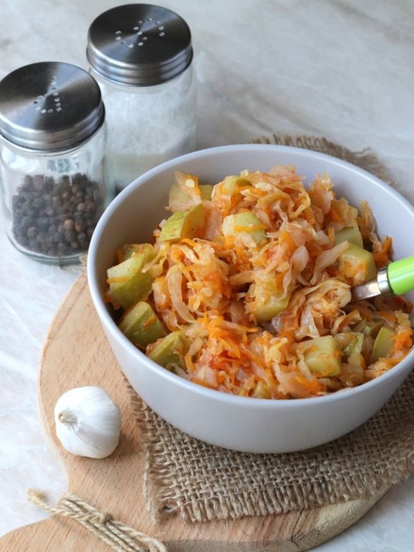 Нежная тушеная капуста с кабачком: легкое блюдо для поста и не только