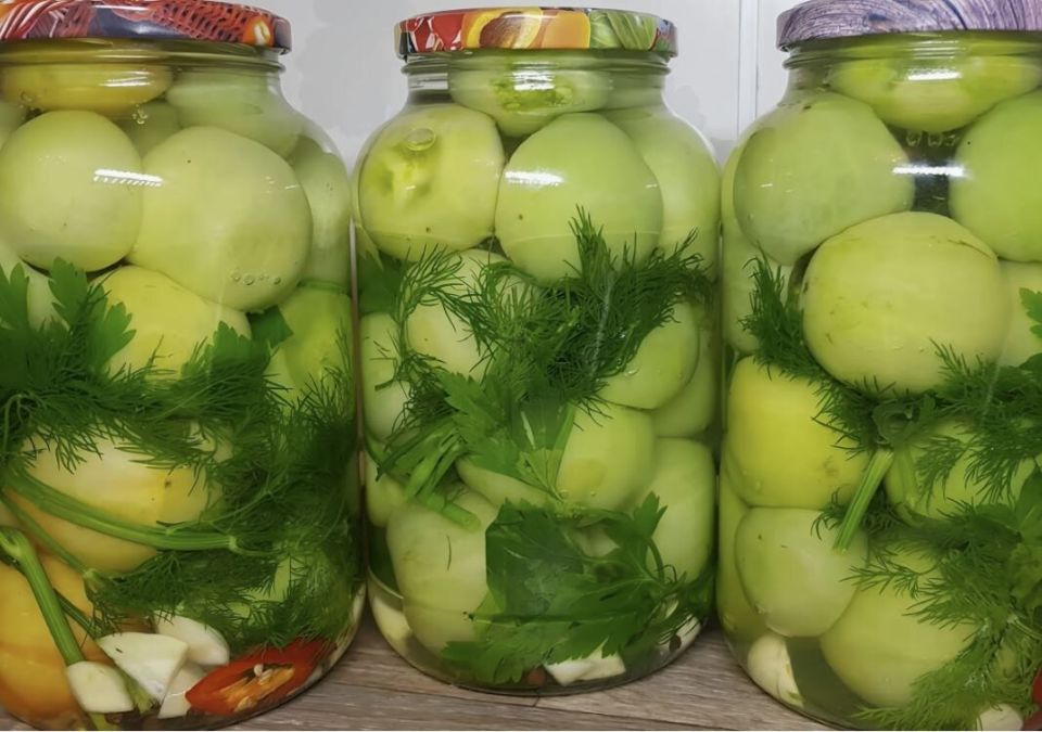 Солёные зелёные помидоры: как приготовить хрустящую закуску, как у бабушки